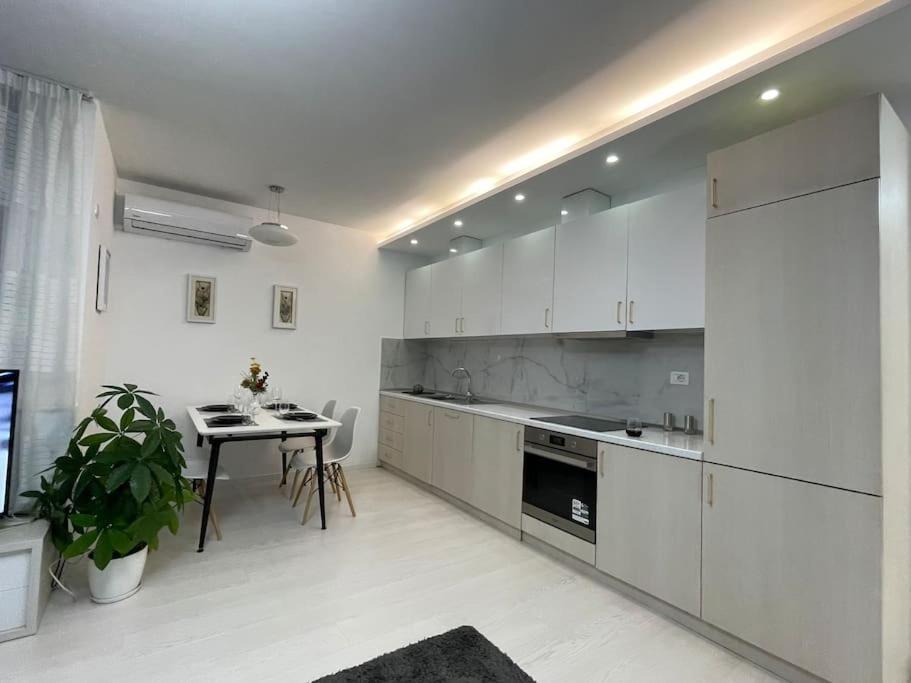 Modern Apartment At Train Station Tirana Exterior foto